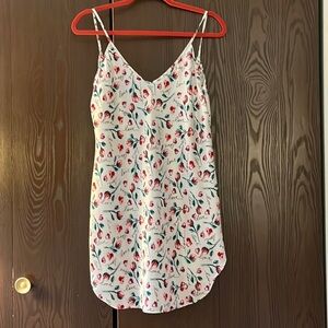 Honors silky short nightgown with roses and the word love all over. Size Medium.